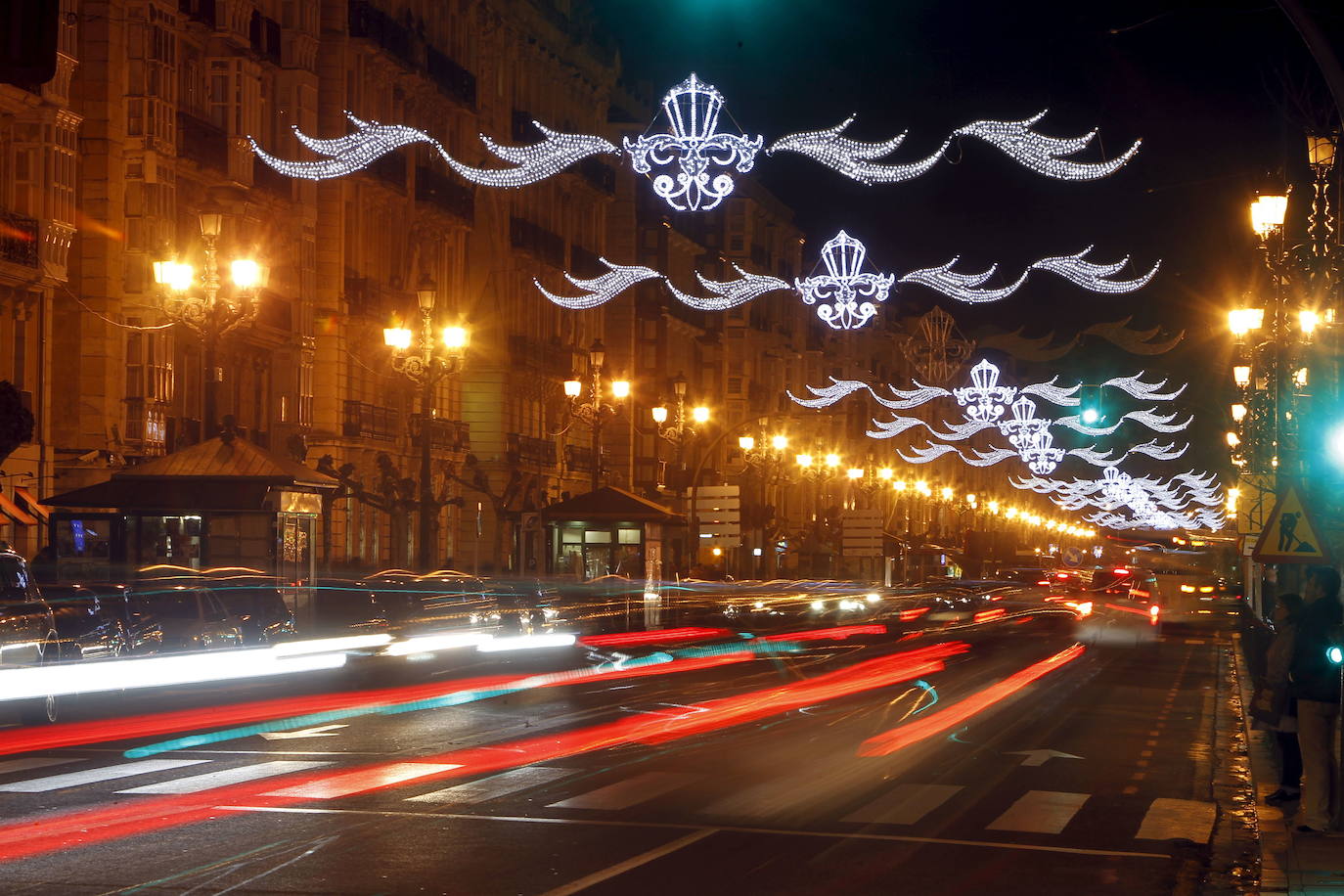 Luces navideñas y tráfico en la calle Calvo Sotelo.