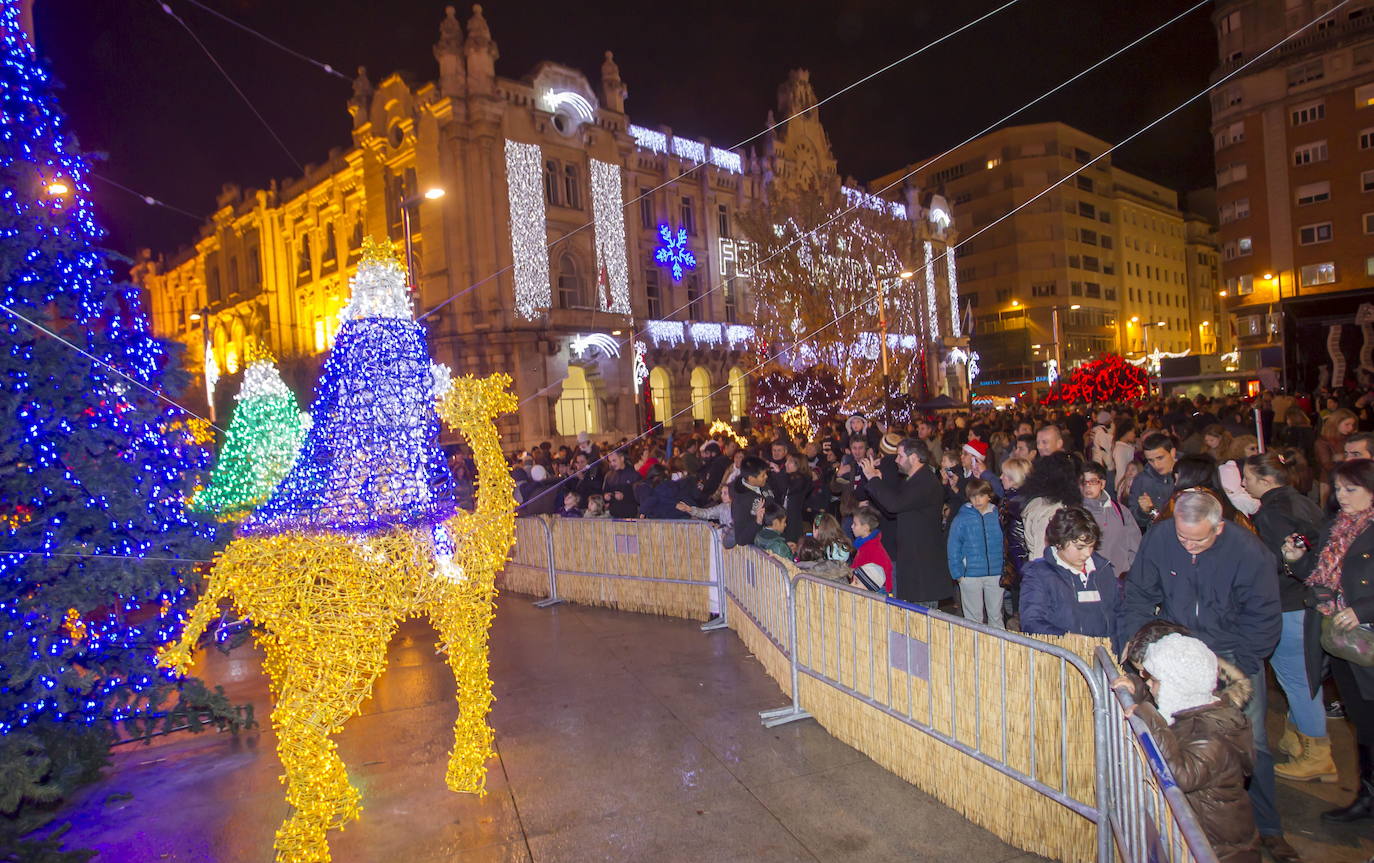 Alumbrado navideño en la plaza del Ayuntamiento.