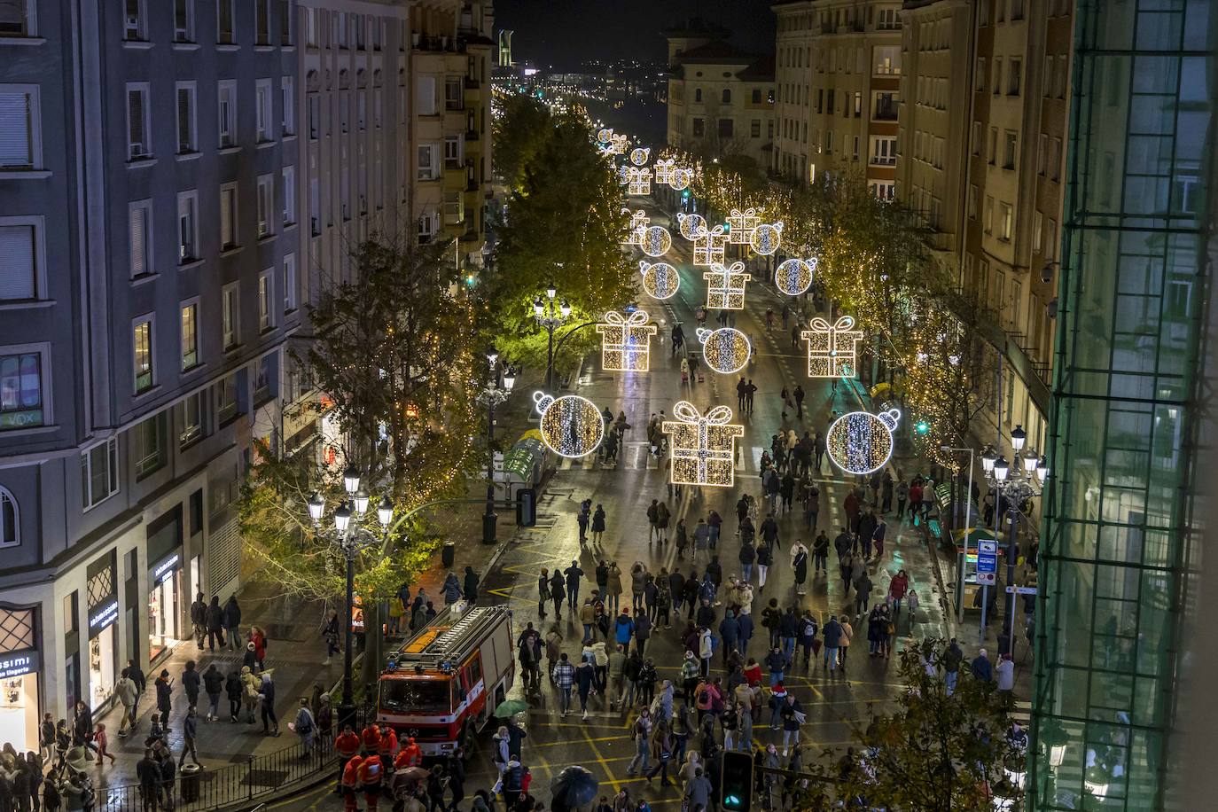 Así lucen los adornos este año en el centro de Santander.