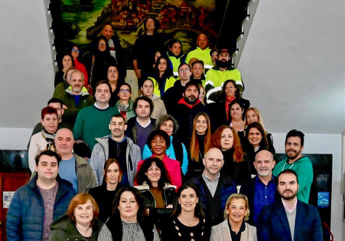 Los nuevos empleados del Ayuntamiento, ayer, junto a la alcaldesa.