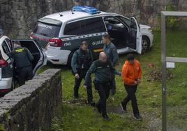 Uno de los tres detenidos entra esta mañana en el juzgado acompañado de los agentes.