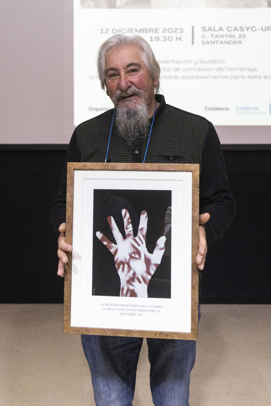 Ludovico Rodríguez 'Ludy', ya jubilado, custodió durante años, y entre otras, la cueva de Hornos de la Peña. En agradecimiento a la distinción quiso leer uno de sus poemas inspirado en la labor que ha realizado durante 33 años viendo «las sombras a ritmo de fuego» mientras «una piel de bisonte vigilaba la sala». «Echo en falta el trabajo, pero estoy haciendo lo que antes no podía por falta de tiempo: escribir y pintar»