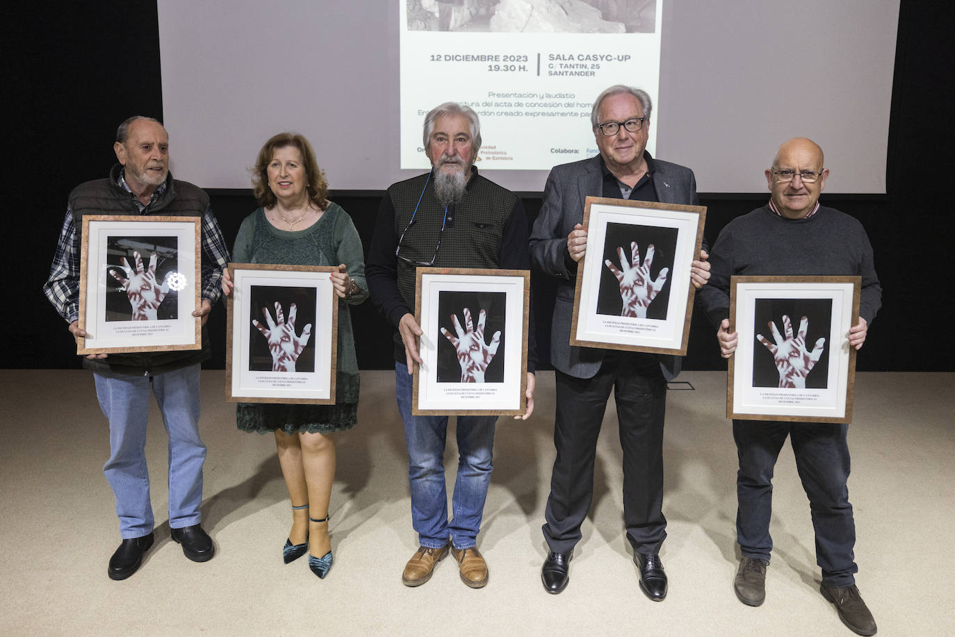 La Sociedad Prehistórica entregó su galardón anual a los guías de las cuevas de Cantabria y personificación la distinción de María Luisa Cuevas, de Altamira; José María Ceballos, durante muchos años guía de las cuevas del Monte Castillo y responsable de las cuevas prehistóricas de Cantabria; Ludovico Rodríguez 'Ludy' de Hornos de la Peña; Joaquín Eguizábal 'Pencho', de Covalanas, y José Riancho Hoz, el último que queda en activo, y que es guía de las cuevas del Monte del Castillo.