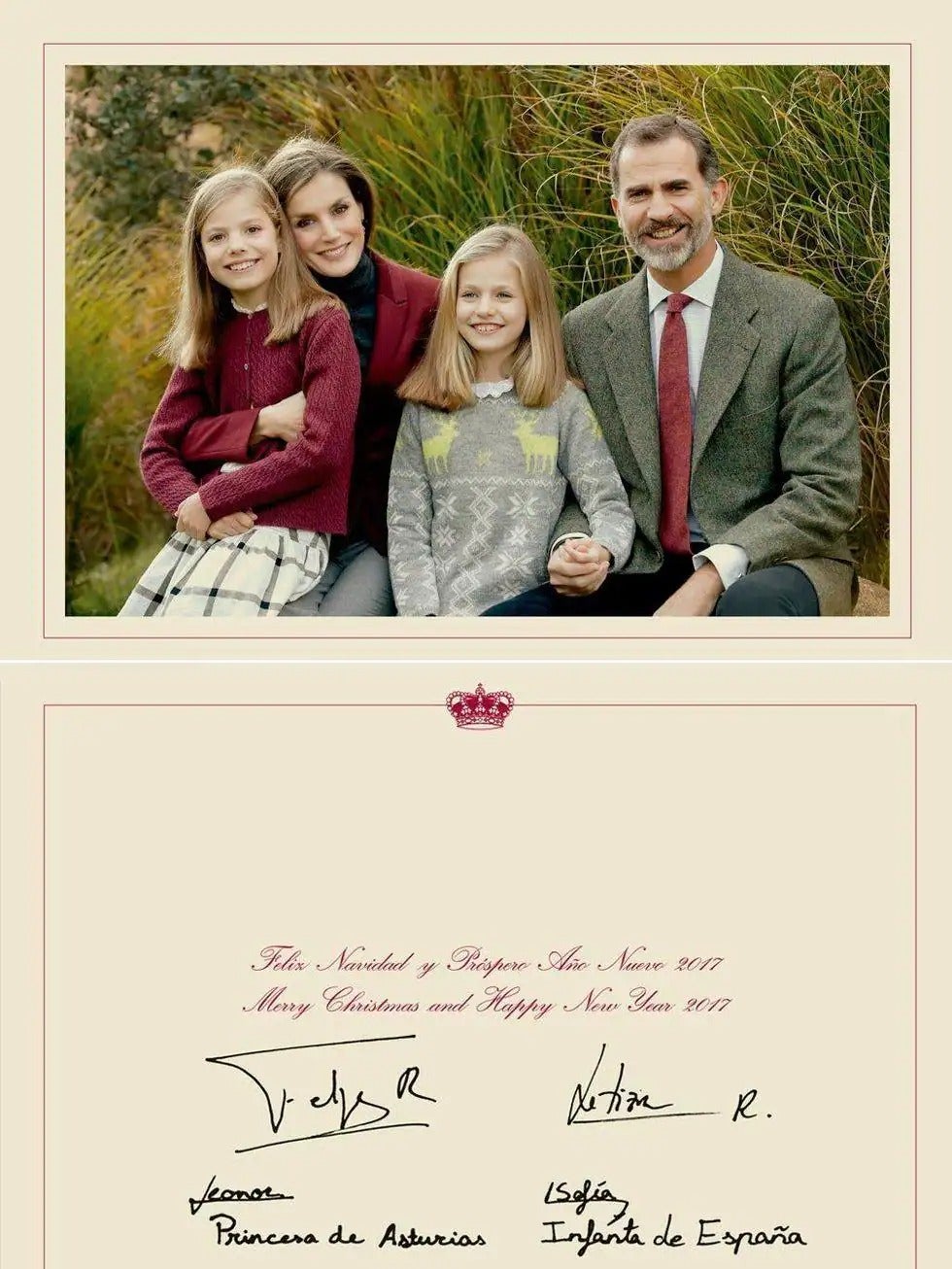 Los reyes de España y sus hijas posaron en 2016 juntos para felicitar la Navidad, volviendo a aparecer juntos los cuatro miembros de la Familia Real española.Para expresar sus mejores deseos las fiestas, los monarcas escogieron una imagen tomada en los jardines de Zarzuela en la que aparecen todos sonrientes. La felicitación de aquel año venía acompañada de un texto, en español y en inglés, con el que desean «Feliz Navidad y Próspero Año Nuevo 2017».