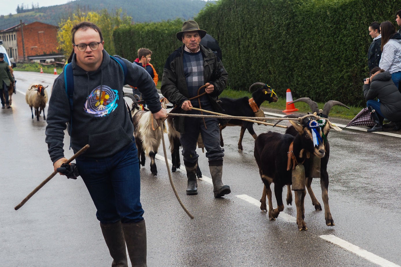 Uno de los participantes que acudió con sus cabras.