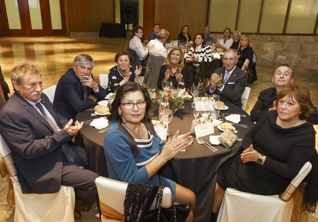 Asistentes a la gala del Santemar aplauden en un momento de los discursos