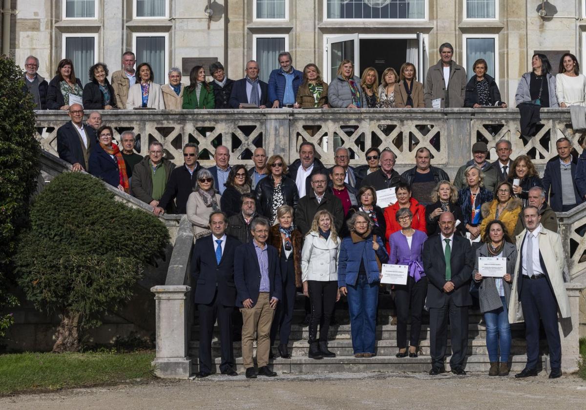 Muchos de los 76 profesionales de Atención Primaria jubilados este año, en el acto de despedida oficial celebrado ayer en el palacio de La Magdalena.