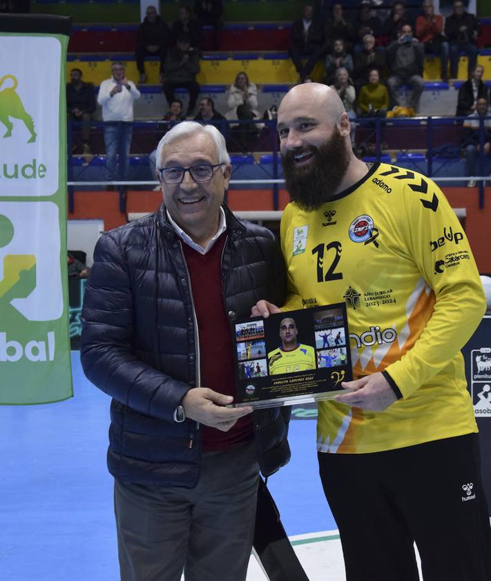 Imagen secundaria 2 - En la primera imagen, Alonso avanza con el balón. En la segunda, Böhm en un lance del juego. Ernesto Sánchez recibió un homenaje por su último partido con el Blendio Sinfín.