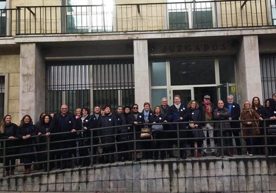 Unos 50 abogados de oficio se concentran en Santander para exigir la «dignificación» del turno