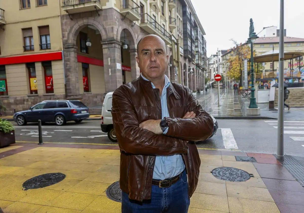 Julio Ricciardiello, junto a la Plaza Mayor de Torrelavega.