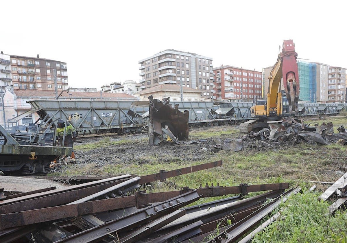 Operarios desguazan vagones en una vía muerta, esta semana, de la estación de Feve.