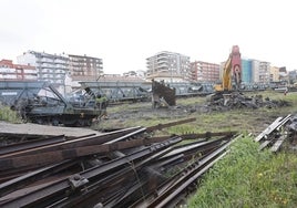 Operarios desguazan vagones en una vía muerta, esta semana, de la estación de Feve.