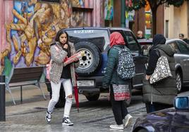 Tres mujeres cruzan una calle en el barrio de la Inmobiliaria, en Torrelavega.
