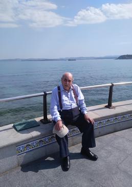 Imagen - Laureano, sentado en el mirado de la Avenida Manuel García Lago, en El Sardinero.