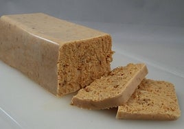 Pastel de merluza y gambas, listo para comer con tenedor y cuchillo o untar.