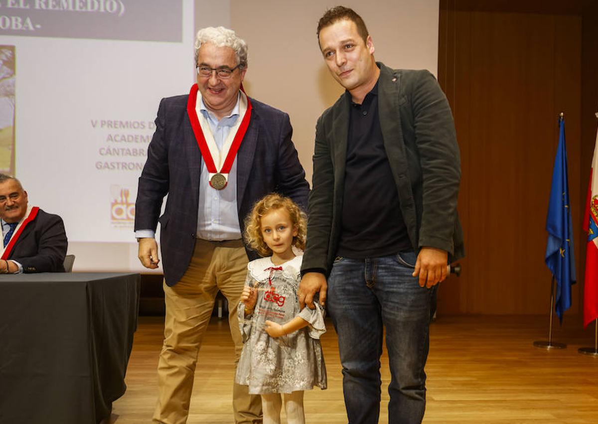 Imagen secundaria 1 - Arriba, Maite y Lorena Martínez, tras recibir el trofeo de manos de académico Juanjo García. Abajo, Javier Hernández de Sande entregando el premio al mejor cocinero a Samuel Fernández, de El Remedio. Y a la derecha, Antonio Pérez, junto al rector de Uneatlántico, Rubén Calderón. 