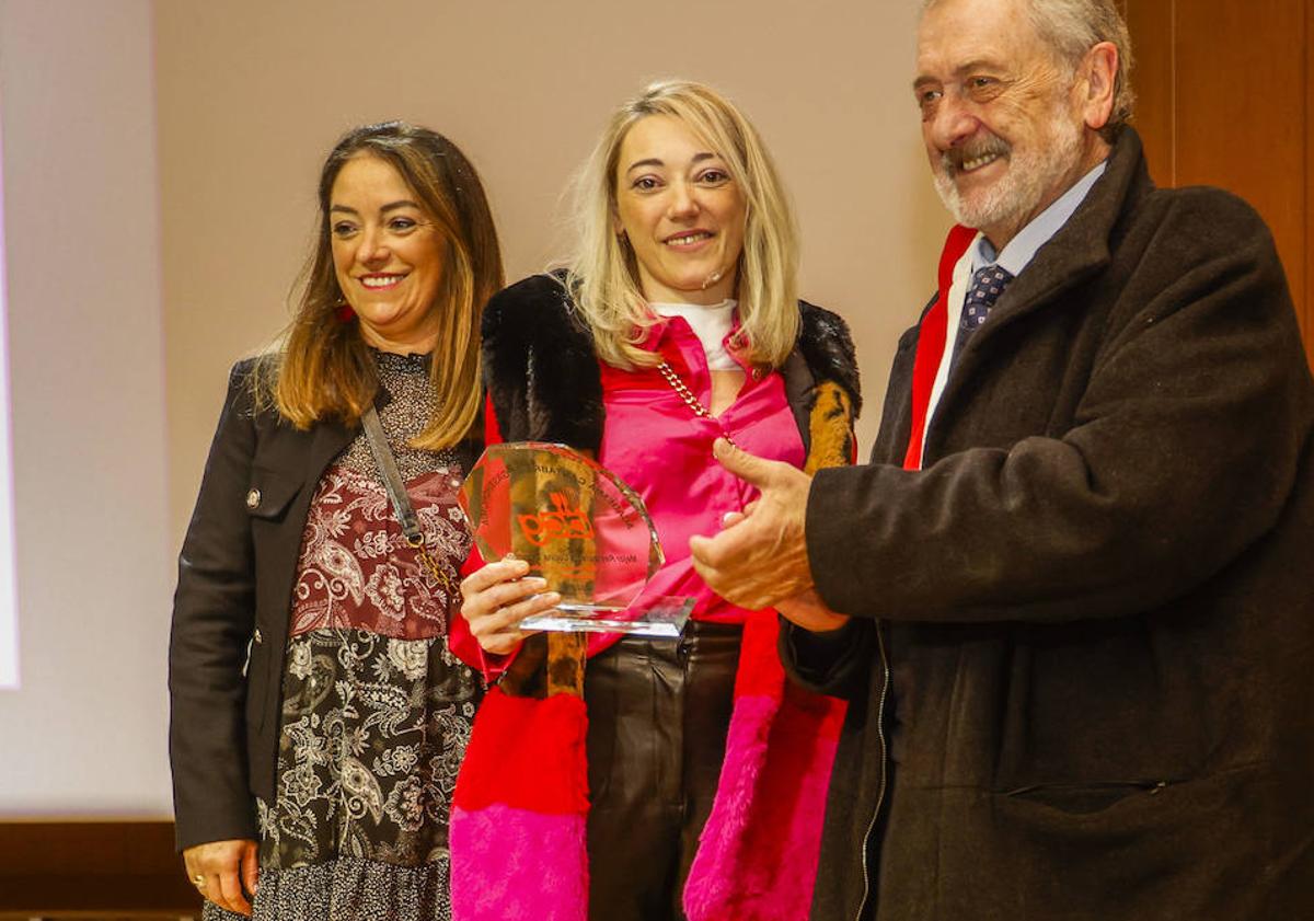 Imagen principal - Arriba, Maite y Lorena Martínez, tras recibir el trofeo de manos de académico Juanjo García. Abajo, Javier Hernández de Sande entregando el premio al mejor cocinero a Samuel Fernández, de El Remedio. Y a la derecha, Antonio Pérez, junto al rector de Uneatlántico, Rubén Calderón. 