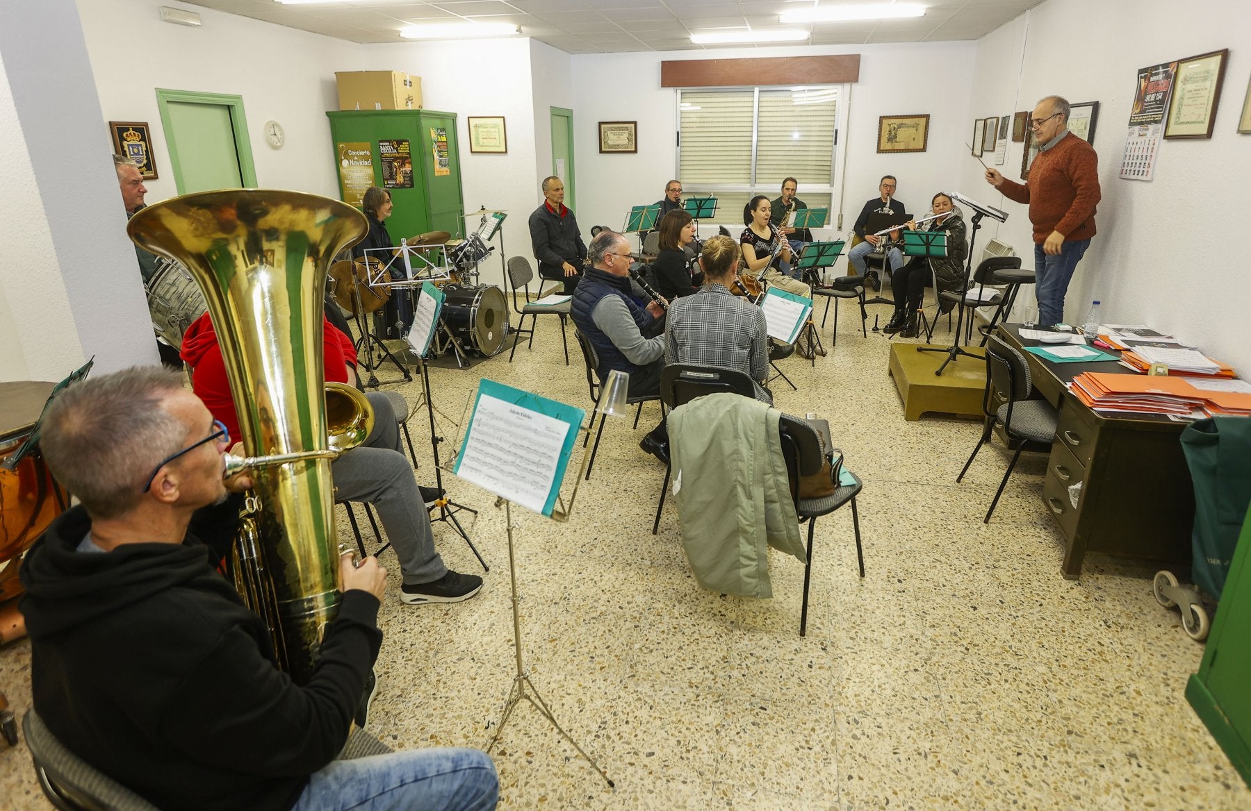 La Banda Municipal de Música de Torrelavega interpreta un villancico, este martes, en un ensayo para el Concierto de Navidad.