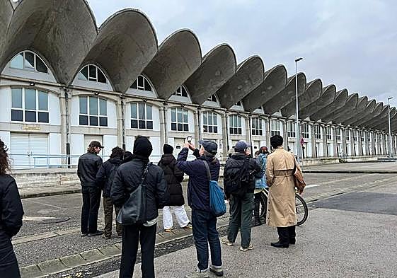 Participantes en Praxis durante una visita a los edificios de la lonja.