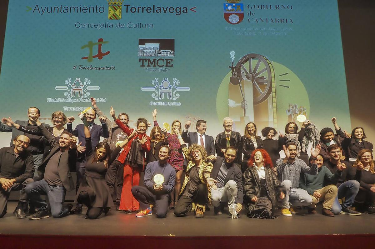 Los premiados en esta edición del Festival, en la tradicional foto de familia con los organizadores, miembros del jurado y autoridades.