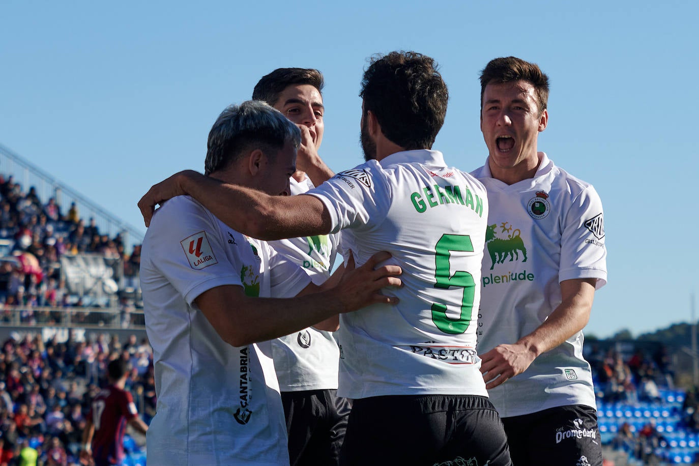 Arana, Íñigo Sainz-Maza y Saúl García celebran junto a Germán Sánchez el gol del andaluz. 