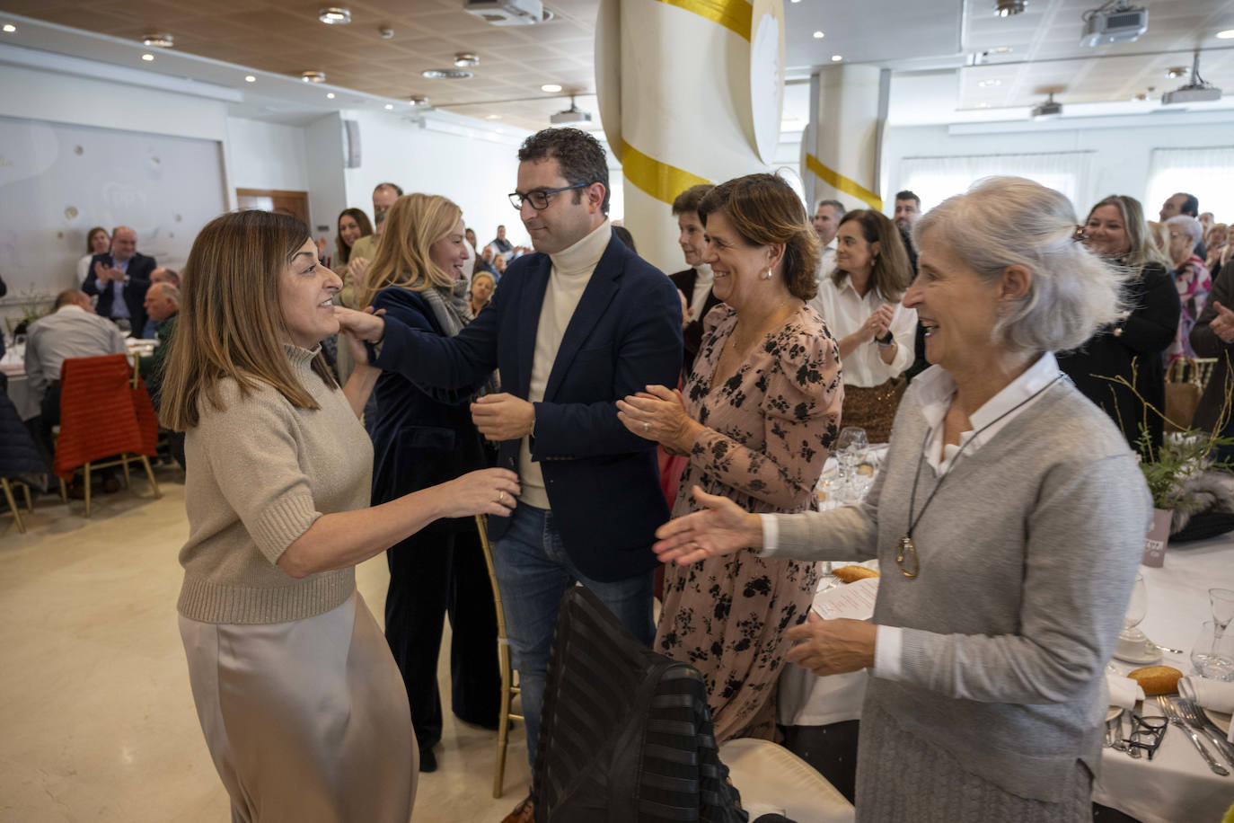 La presidenta Buruaga saluda a los concejales y cargos del PP en el Ayuntamiento de Santander