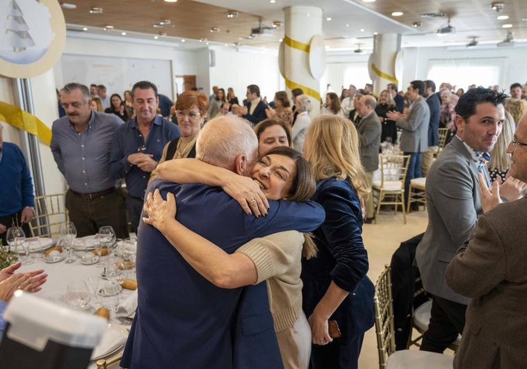 Sáenz de Buruaga se abraza con el exsenador Alberto Terán