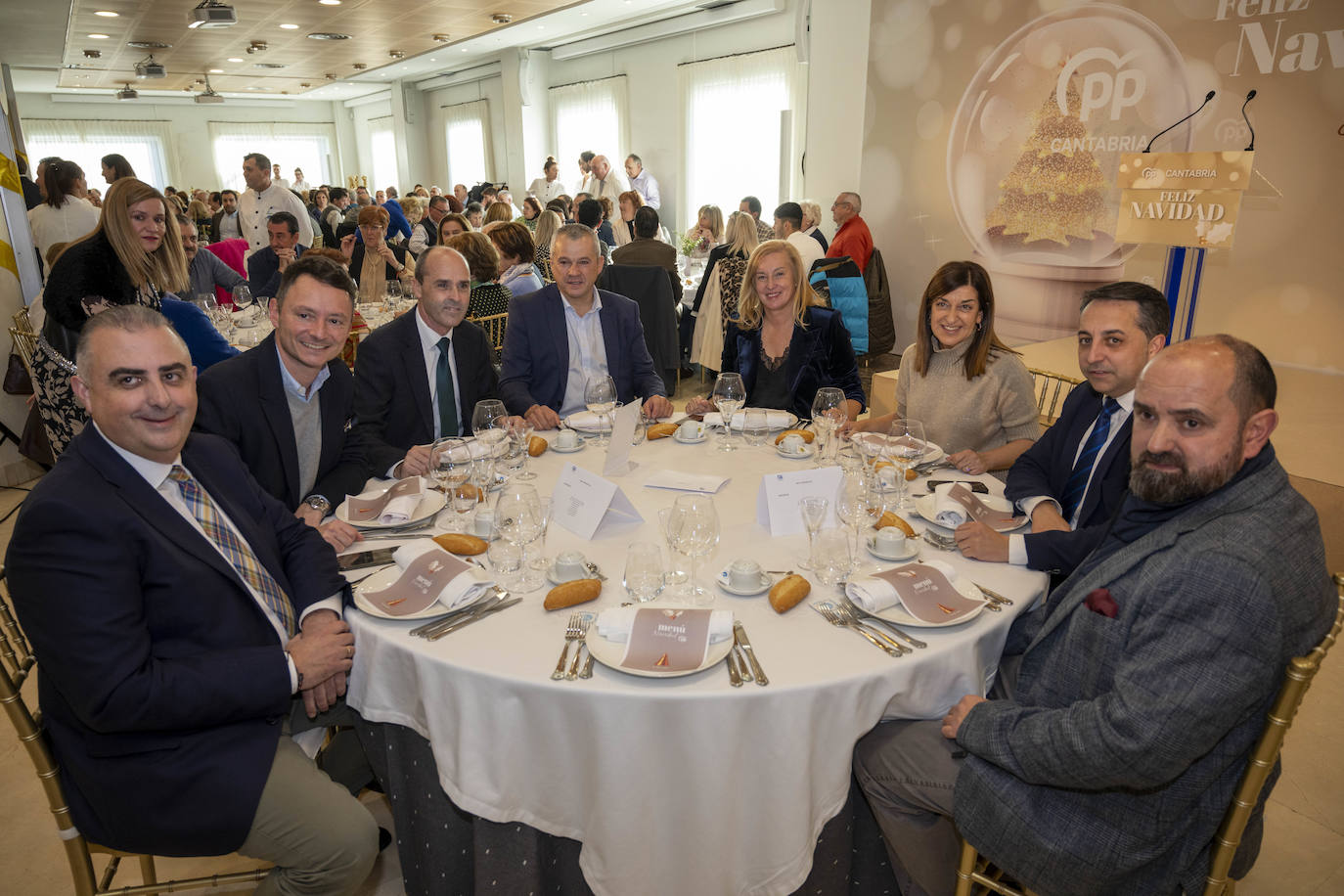 La Mesa presidencial. En la imagen Roberto Media, Alejandro Liz, Juan José Alonso, Javier Camino, María José González Revuelta, Carlos Caramés y Marino García , además de la presidenta regional.