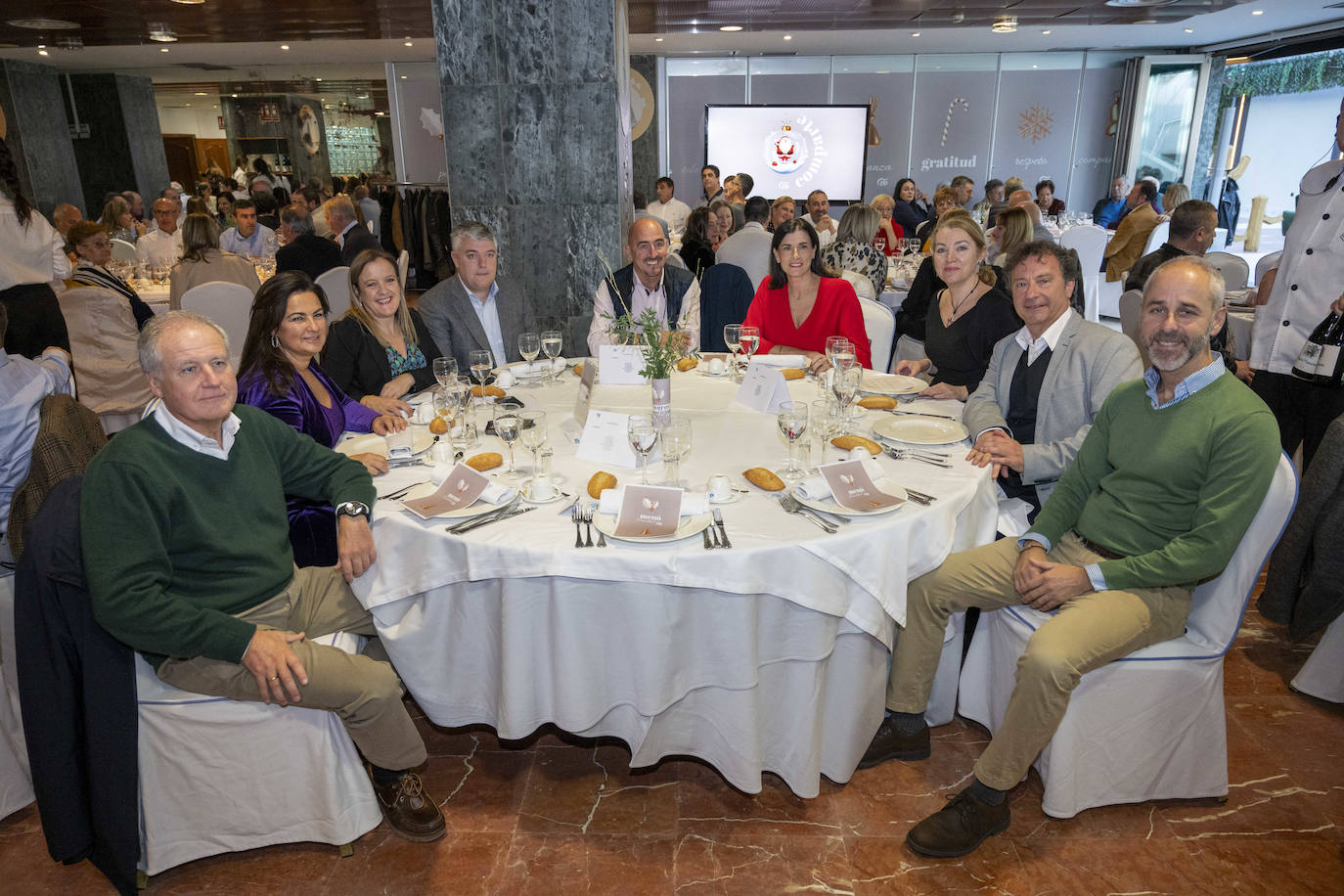 La alcaldesa de Santander, Gema Igual, junto al resto de consejeros del Gobierno de Cantabria en el segundo comedor habilitado en el Milagros Golf de Mogro.