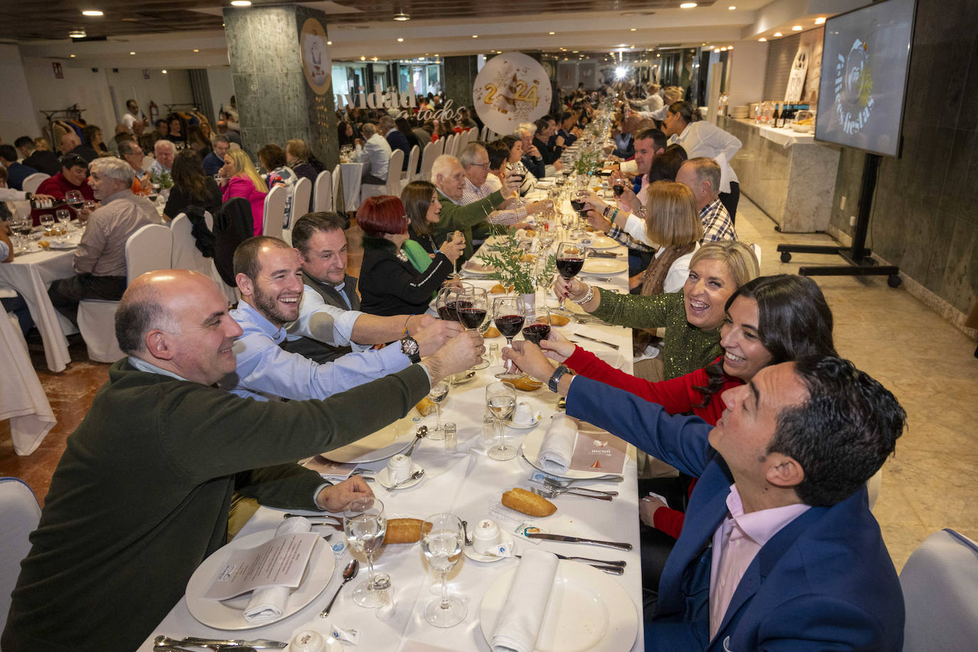 Brindis de afiliados antes de empezar la comida navideña.