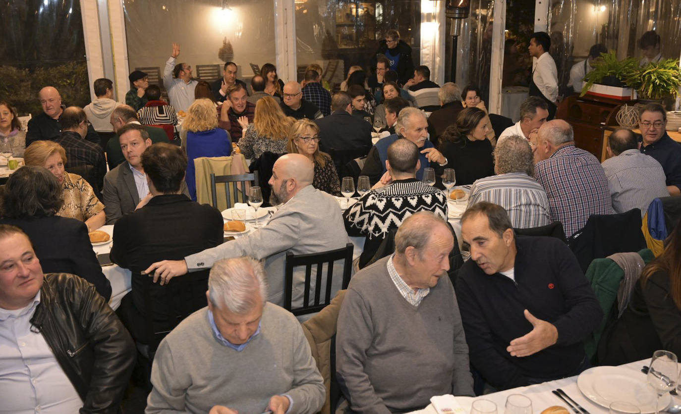 Casi 200 afiliados y simpatizantes respondieron a la llama y se apuntaron a la cena navideña en La Taberna del Herrero de Santander.