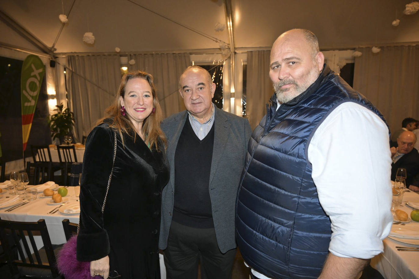 Leticia Díaz, Emilio del Valle y Tristán Mozimán, antes del inicio de la cena.