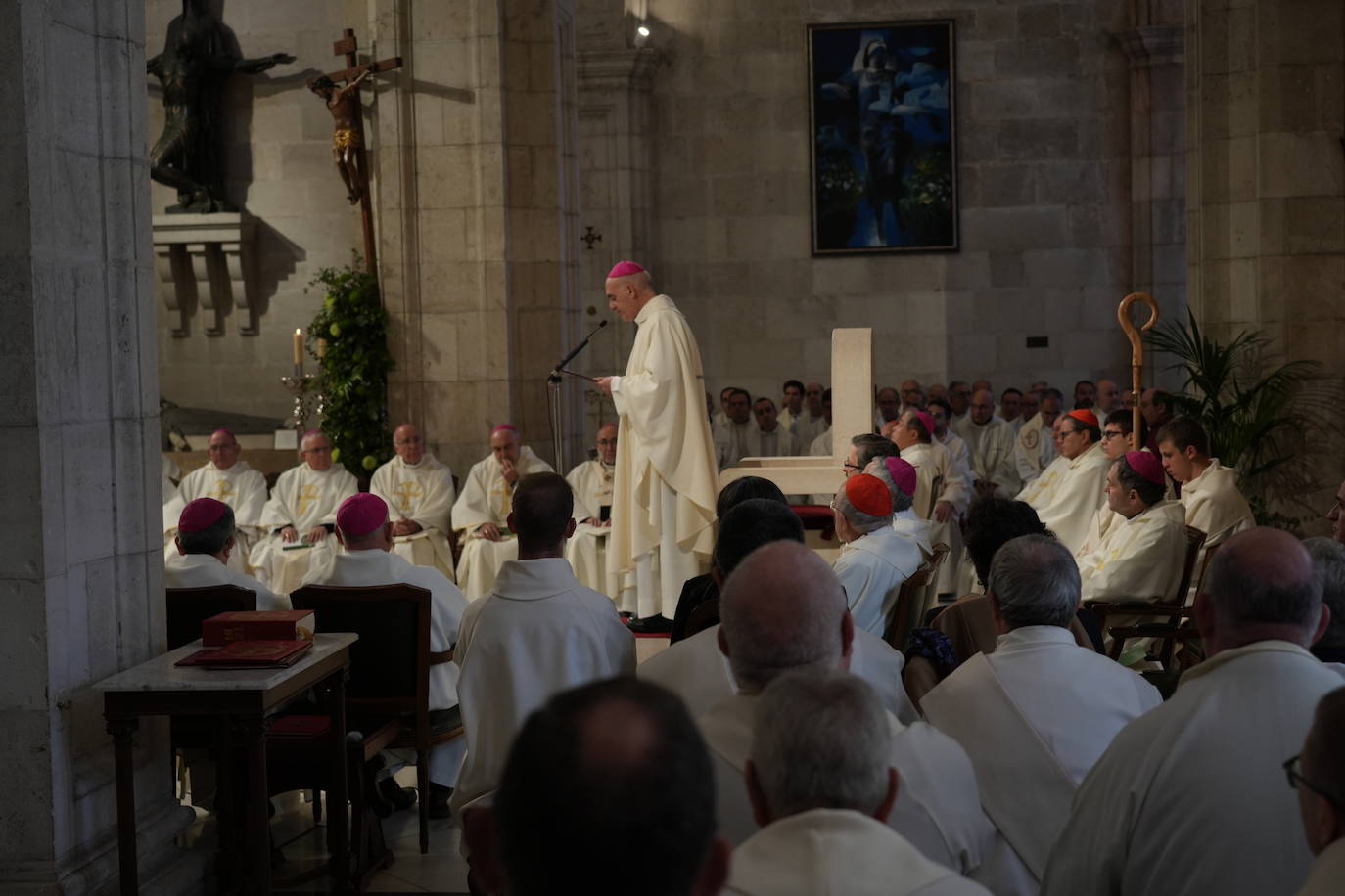 El nuevo obispo durante la homilía ante una catedral de Santander abarrotada.