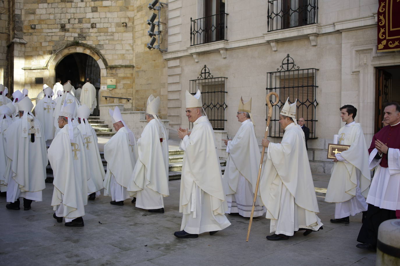 Cardenales, obispos, arzobispos y diáconos se dirigen a la catedral para participar en el acto.