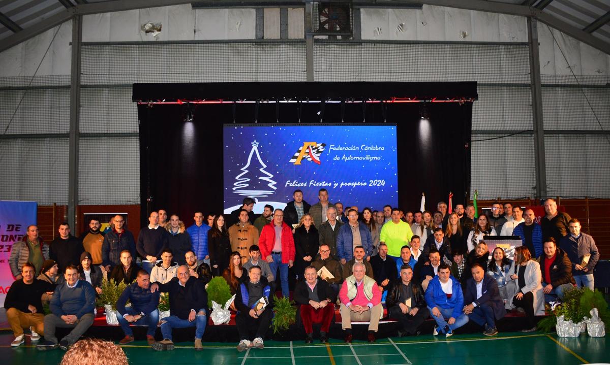 Foto de familia de los premiados en la Gala del Motor 2023, que se celebró en Santa María de Cayón.