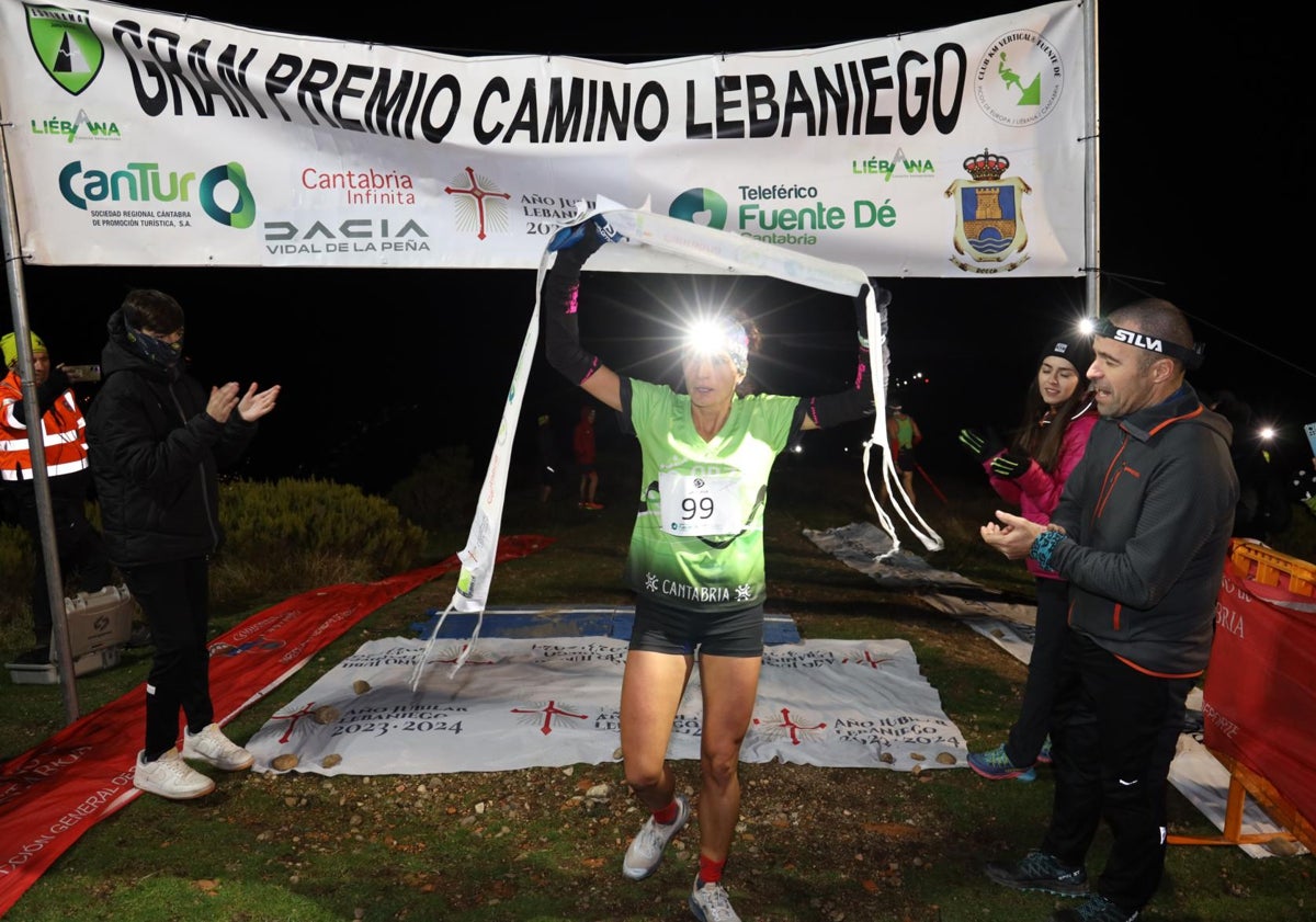 Imagen principal - Carmen Rosa Pérez, entra en meta ganadora en categoría femenina; los tres primeros de las dos categorías absolutas, en el podium con las autoridades y organizadores, y Marta salmón con esfuerzo afrontando la última subida a meta.