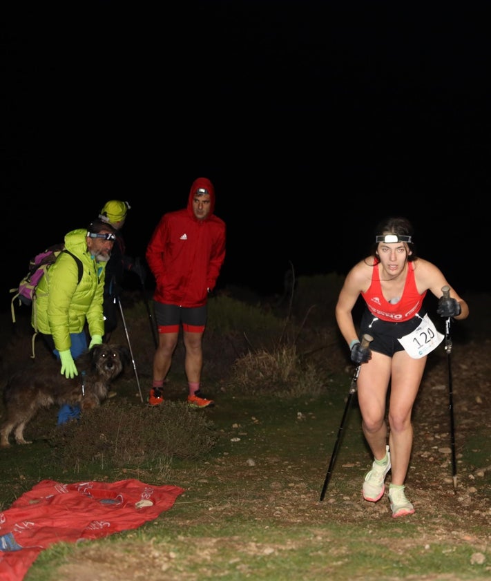 Imagen secundaria 2 - Carmen Rosa Pérez, entra en meta ganadora en categoría femenina; los tres primeros de las dos categorías absolutas, en el podium con las autoridades y organizadores, y Marta salmón con esfuerzo afrontando la última subida a meta.