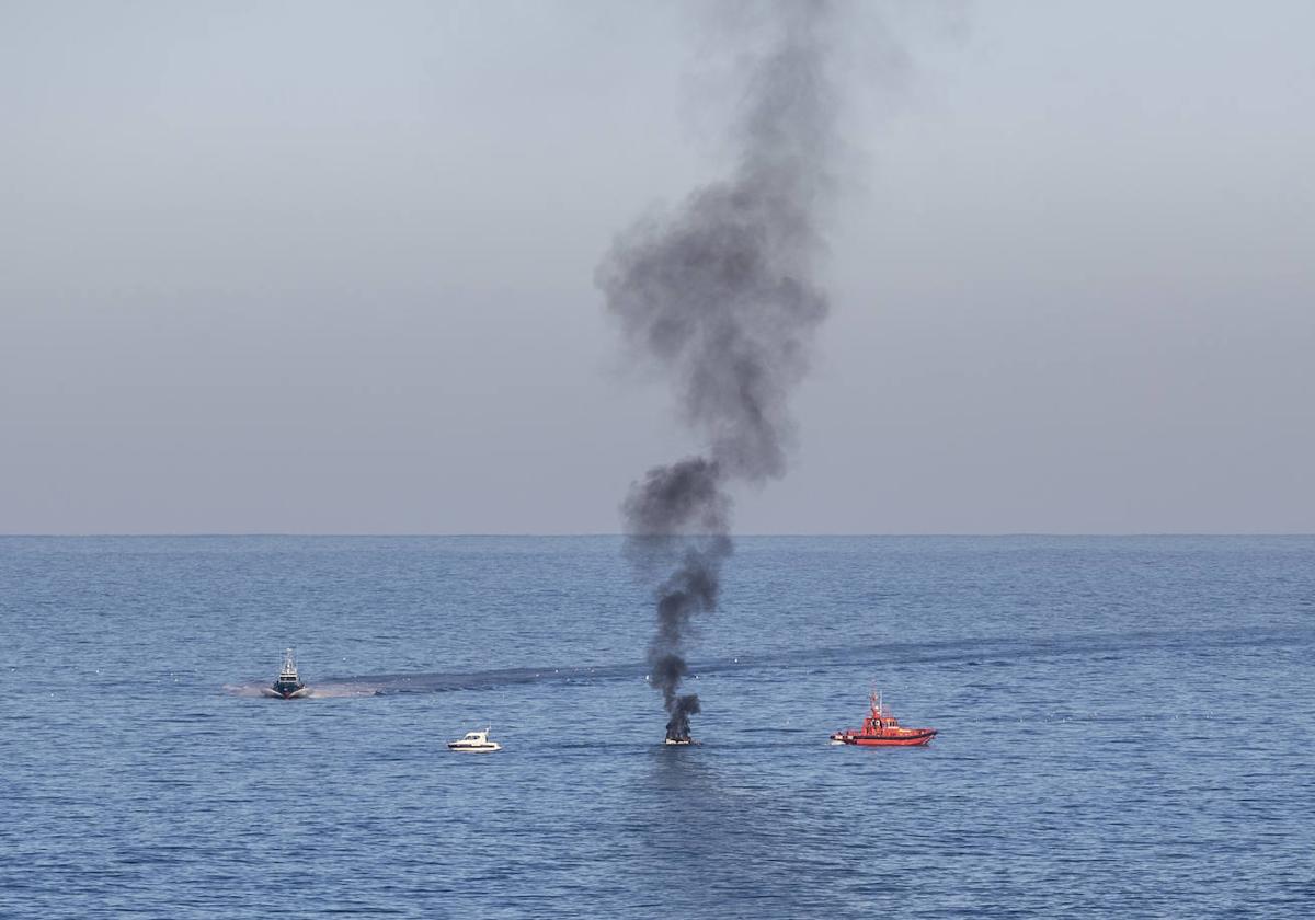 Arde un barco frente a Loredo