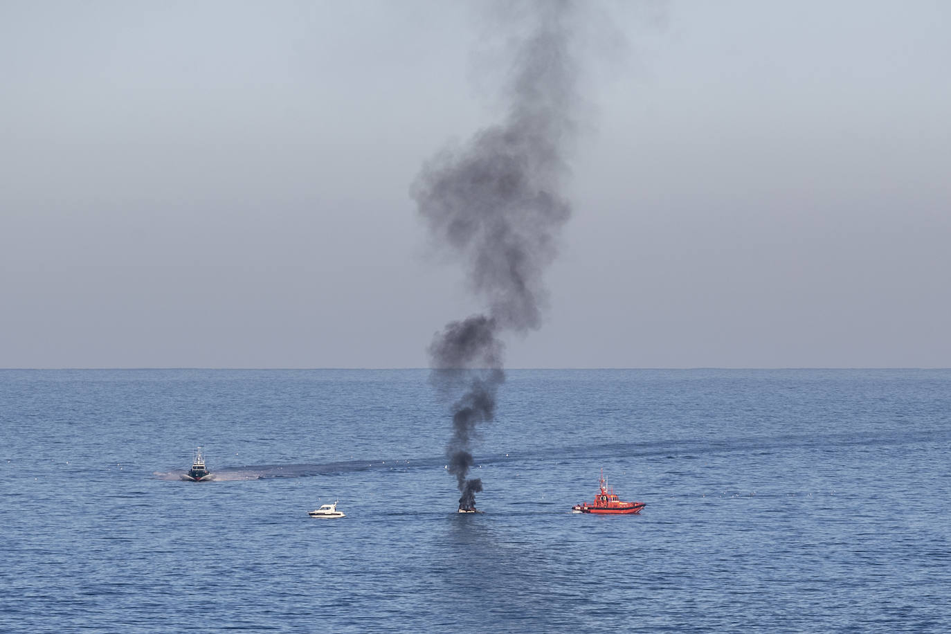 Embarcaciones particulares y Salvamento Marítimno se acercan al barco siniestrado