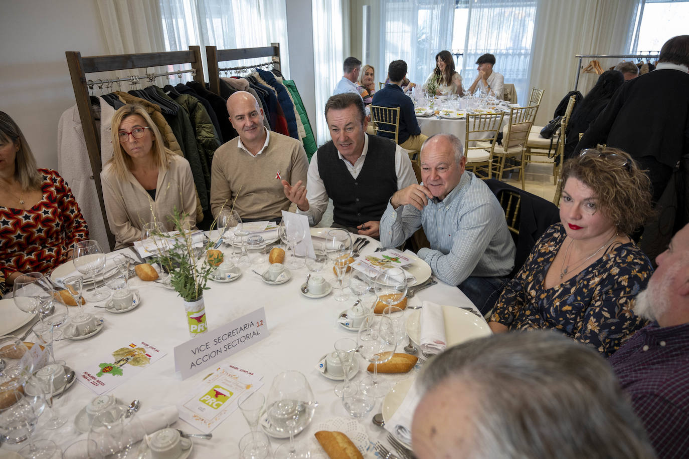 El exconsejero de Ganadería, Guillermo Blanco, junto a personas de su equipo y afiliados de Suances.