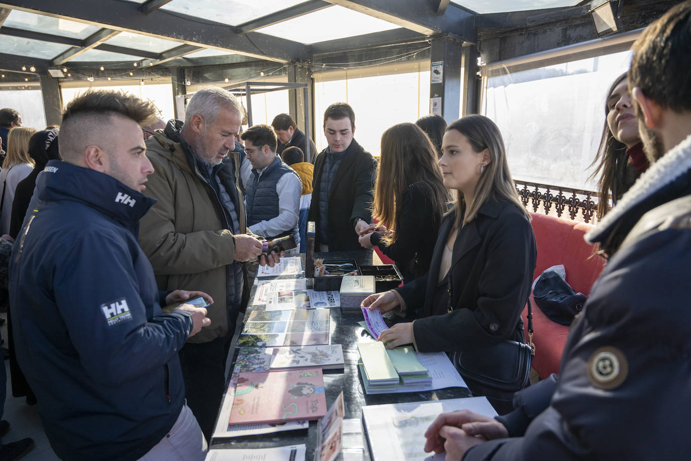 Algunos simpatizantes, como el exalcalde de Hazas de Cesto, cogieron el ticket de la comida a última hora.