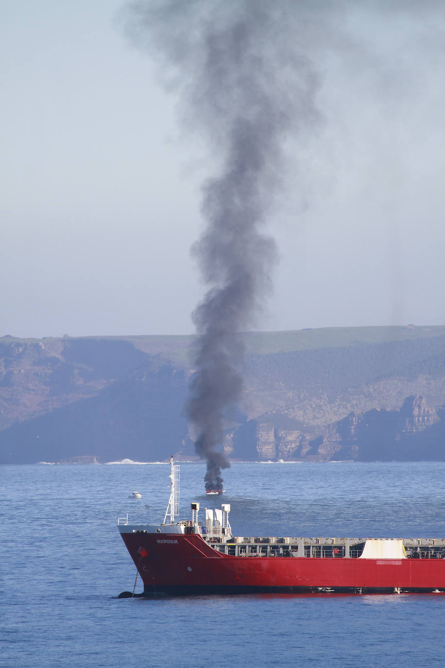 El barco ha quedado totalmente calcinado