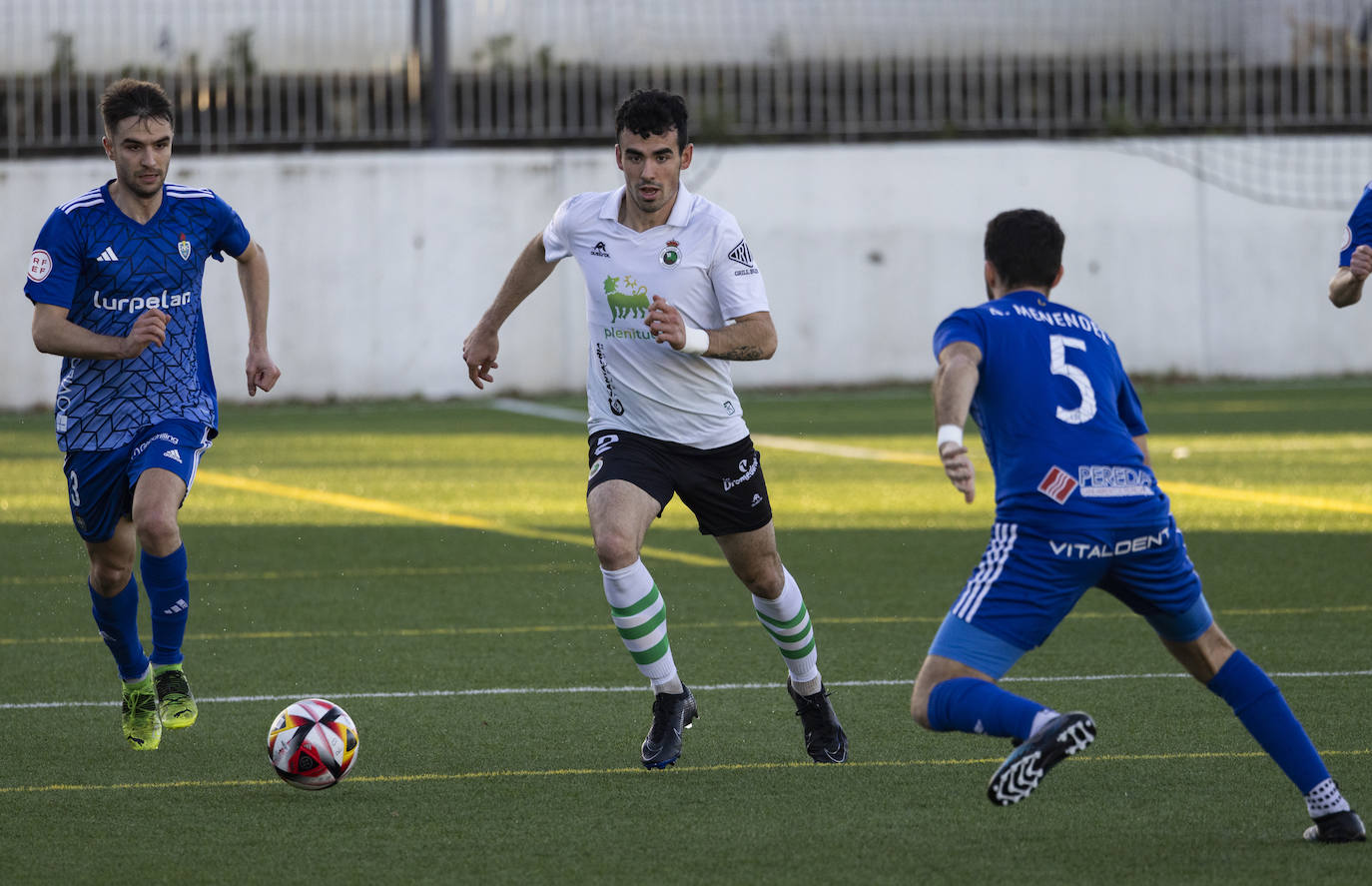 Jorrín trata de llegar al balón para despejarlo antes de que un rival del Covadonga pueda hacerse con él