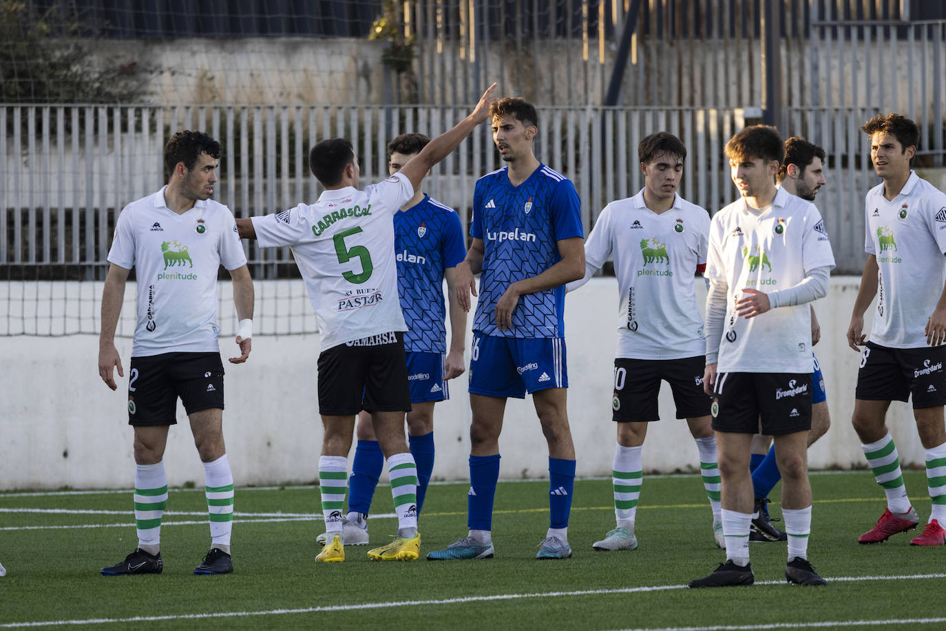 Los jugadores del Rayo se preparan para un lanzamiento de córner