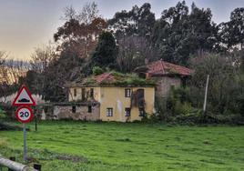 Finca urbana que se pretende desarrollar y, al fondo, el Palacio del Somo que acogerá Robayera.