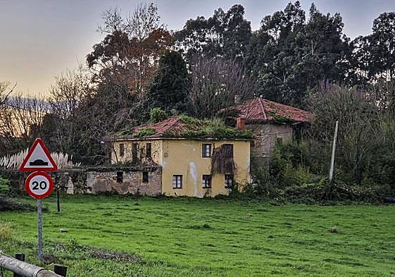 Finca urbana que se pretende desarrollar y, al fondo, el Palacio del Somo que acogerá Robayera.