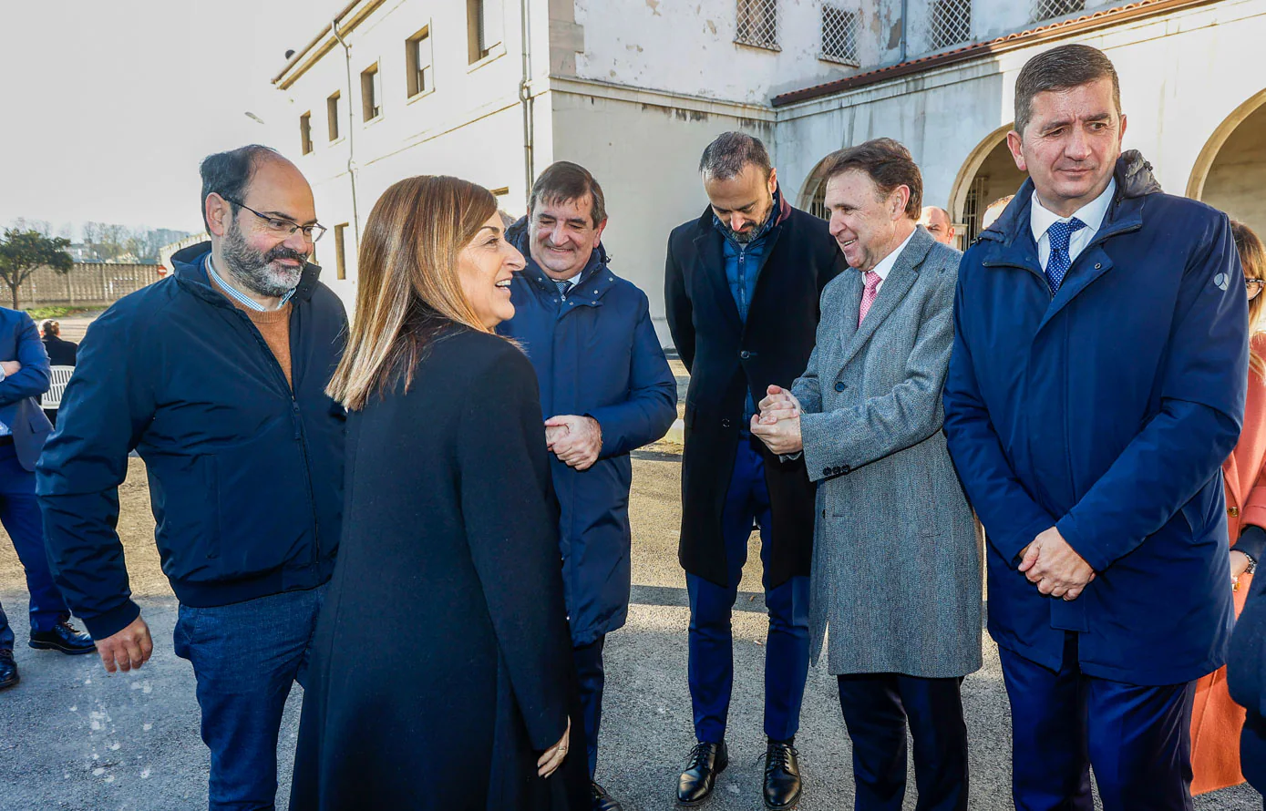 José Luis Urraca, concejal del PSOE; María José Sáenz de Buruauaba, presidenta de Cantabria; José Domingo San Emeterio, presidente de Copsesa; Javier López Estrada, alcalde de Torrelavega; José Luis Moya Jiménez — Fundador y CEO — RIC Energy y Óscar San Emeterio, Copsesa.