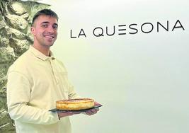 David Fernández muestra sus primeras tartas de queso en el local abierto en la calle Arrabal.