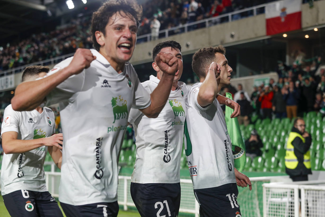 Marco Sangalli, en primer término, Aldasoro e Íñigo Vicente, eufóricos tras el primer gol del Racing. 