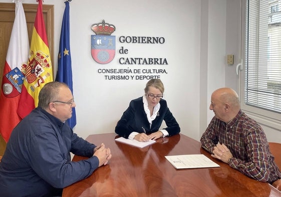 La consejera, Eva Guillermina Fernández, con el alcalde de Bárcena de Cicero, Gumersindo Ranero